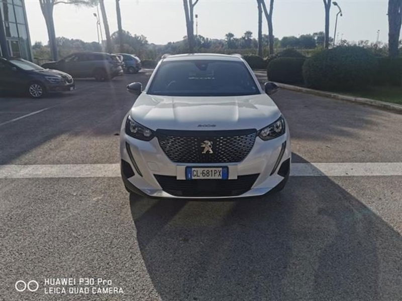 Peugeot 2008 PureTech 130 S&amp;S Allure Pack  del 2023 usata a Brindisi