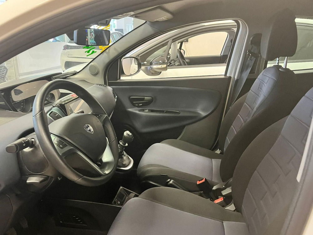 Lancia Ypsilon usata a Milano (10)