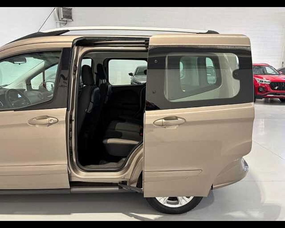 Ford Tourneo Courier usata a Milano (13)