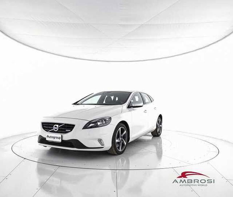 Volvo V40 D4 Geartronic R-design Momentum  del 2015 usata a Viterbo