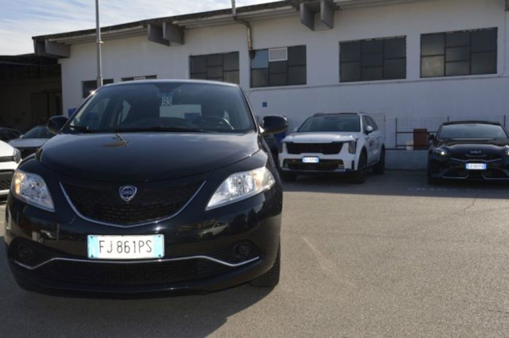 Lancia Ypsilon usata a Latina (11)