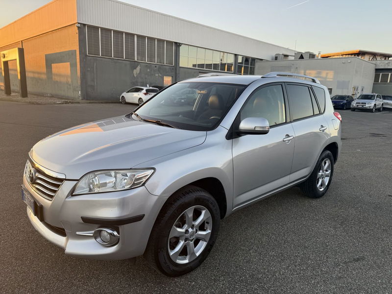 Toyota Rav4 2.2 D-4D 150 CV DPF Exclusive del 2011 usata a Piacenza