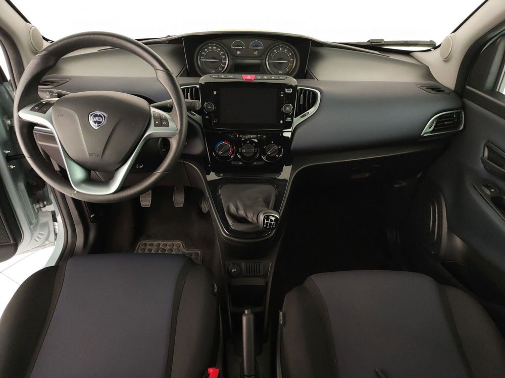 Lancia Ypsilon usata a Caserta (15)