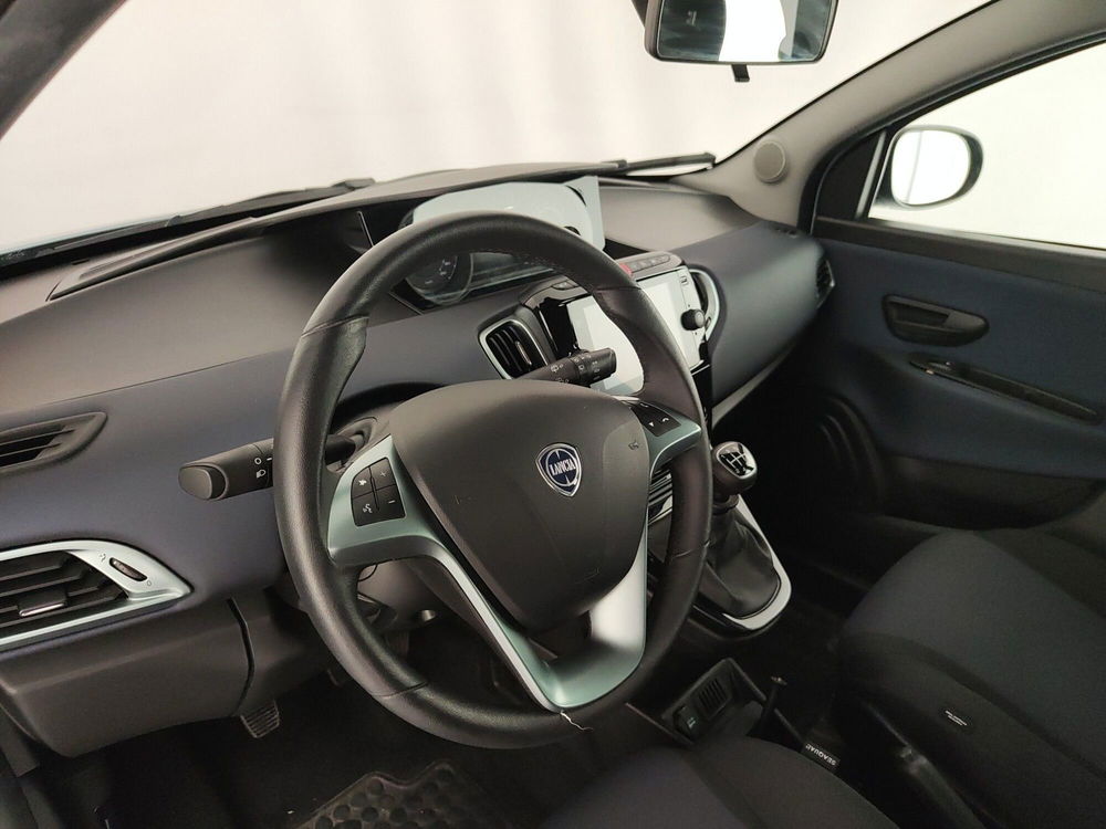 Lancia Ypsilon usata a Caserta (19)