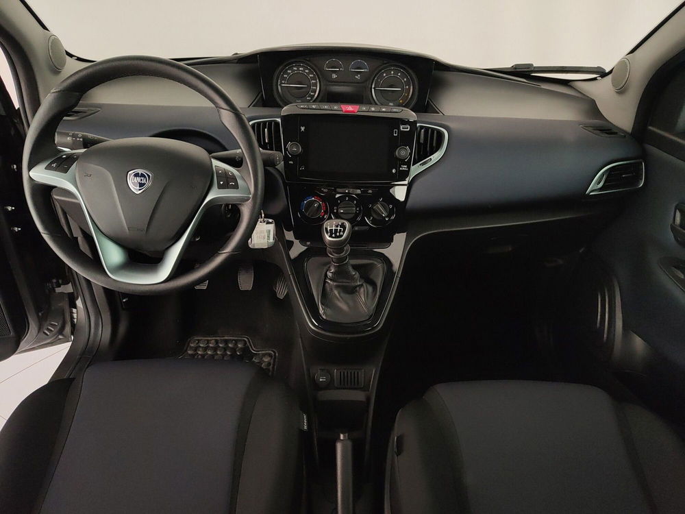 Lancia Ypsilon usata a Caserta (15)