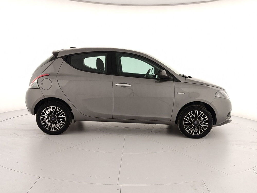 Lancia Ypsilon usata a Caserta (7)