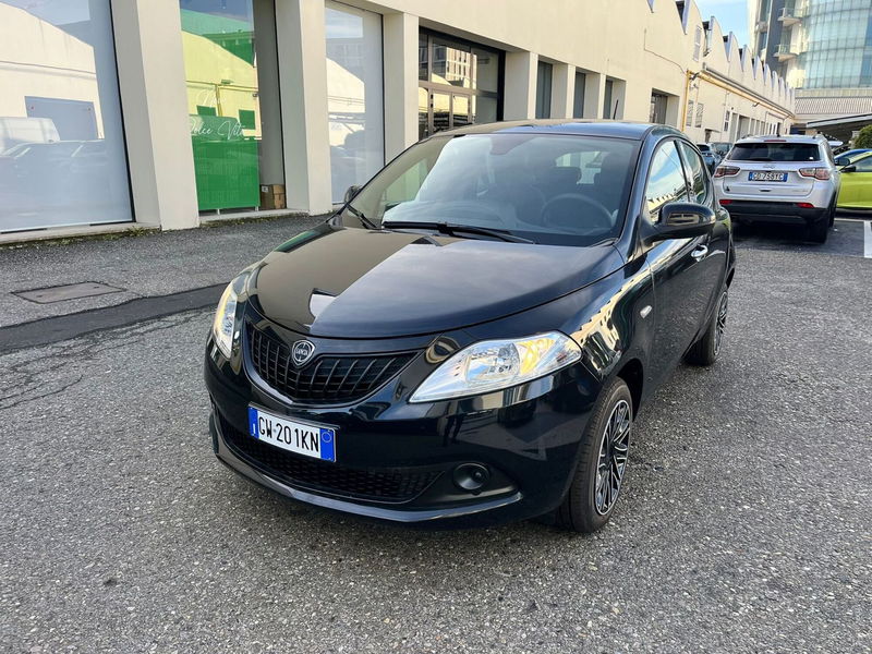 Lancia Ypsilon 1.0 FireFly 5 porte S&amp;S Hybrid Ecochic Silver  nuova a Milano