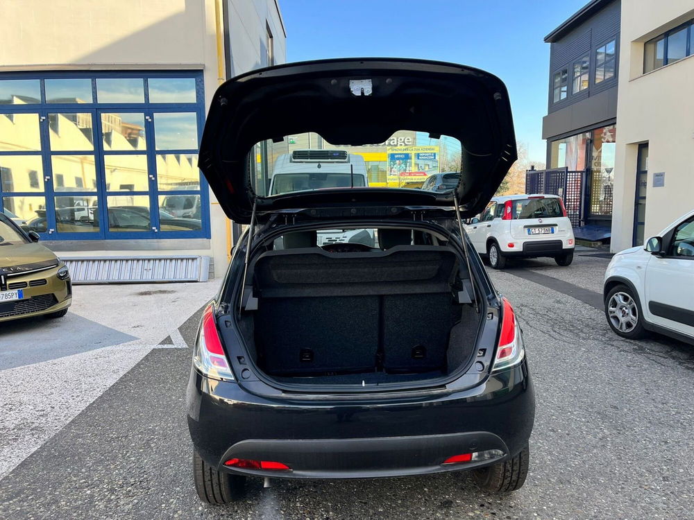 Lancia Ypsilon nuova a Milano (9)