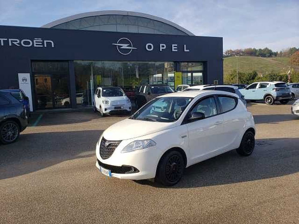 Lancia Ypsilon usata a Pesaro-Urbino