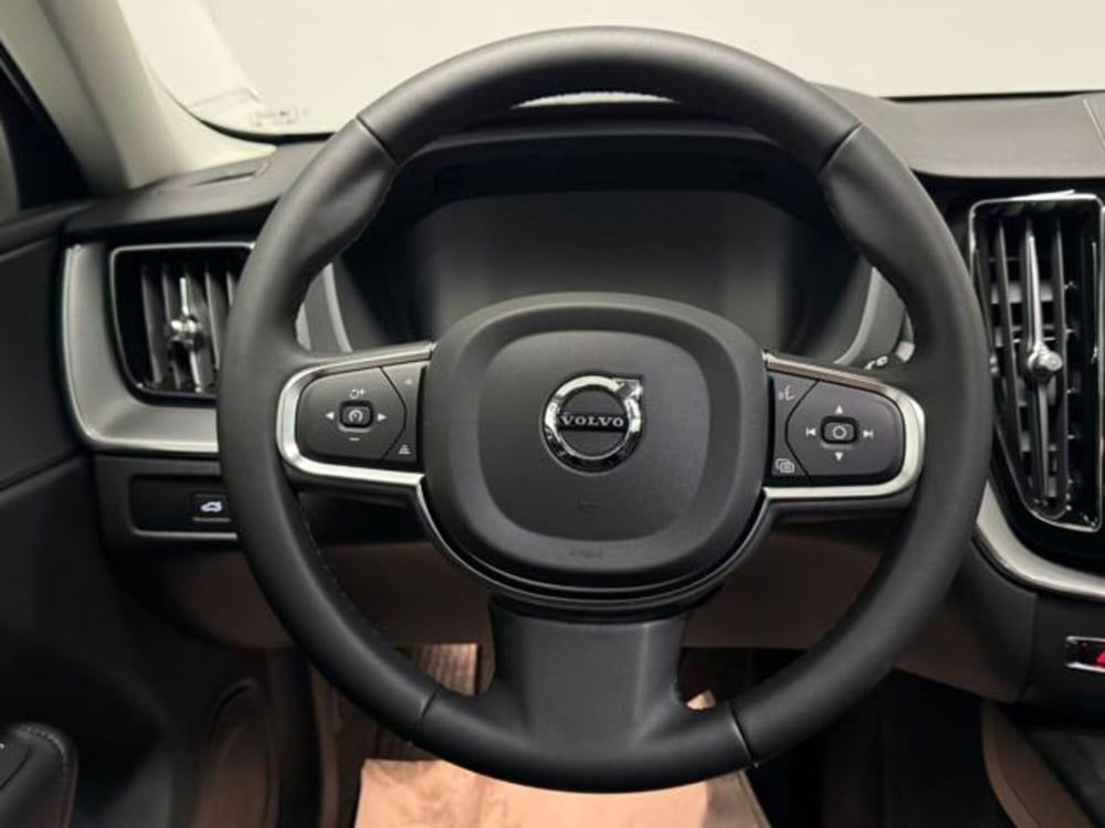 Volvo XC60 nuova a Como (8)