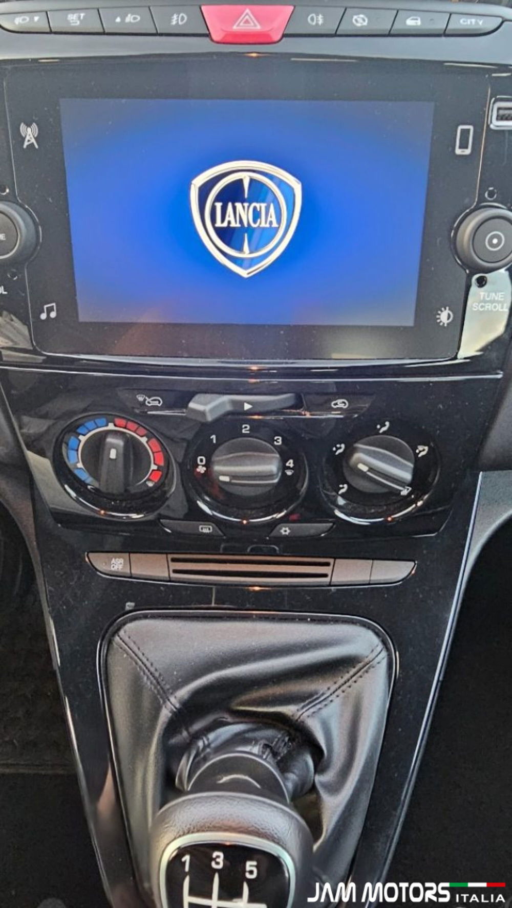 Lancia Ypsilon usata a Como (13)