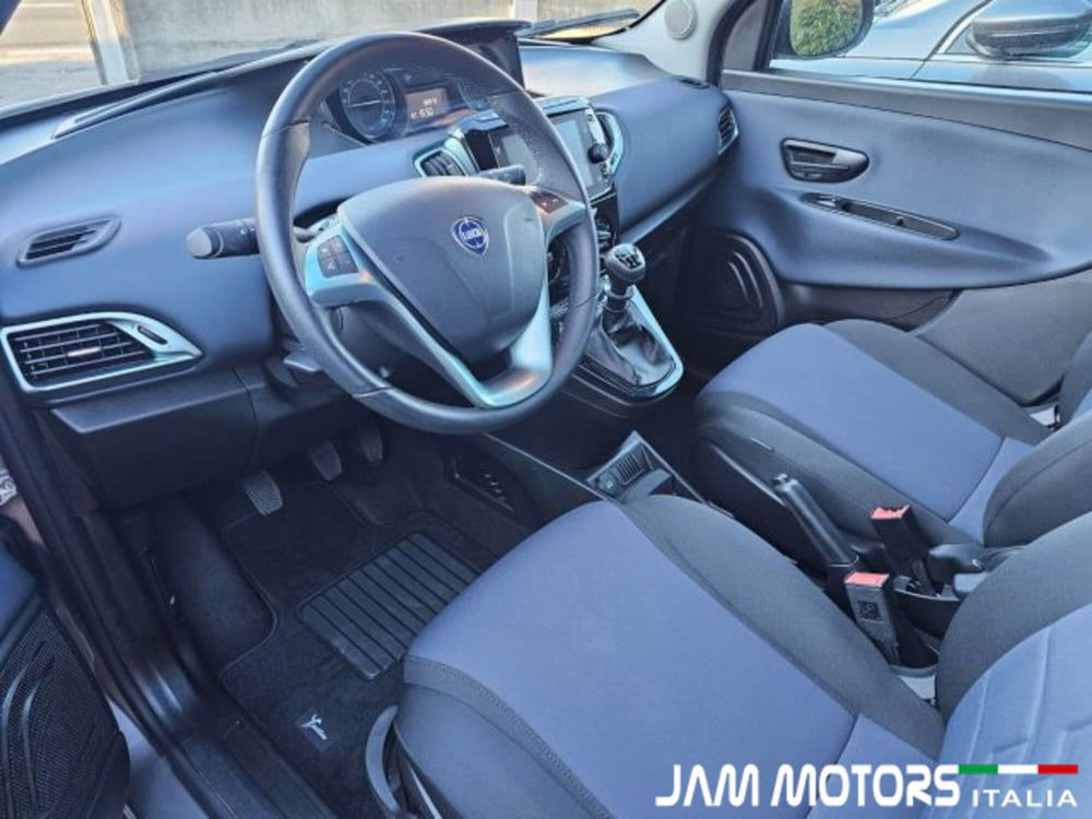 Lancia Ypsilon usata a Como (8)