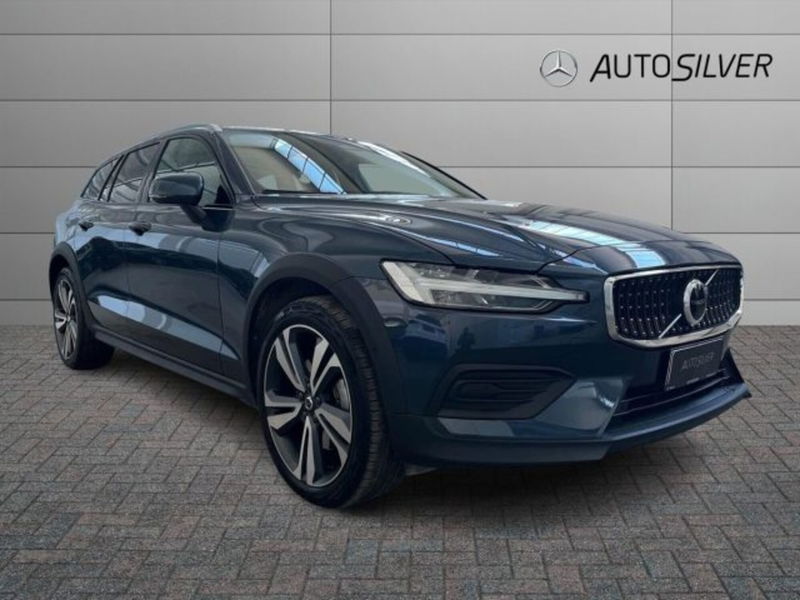 Volvo V60 Cross Country 2.0 b4 Plus awd auto del 2023 usata a Verona