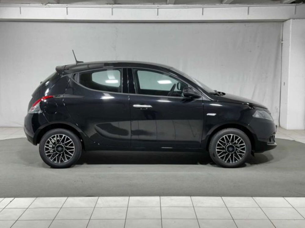 Lancia Ypsilon nuova a Sondrio (6)