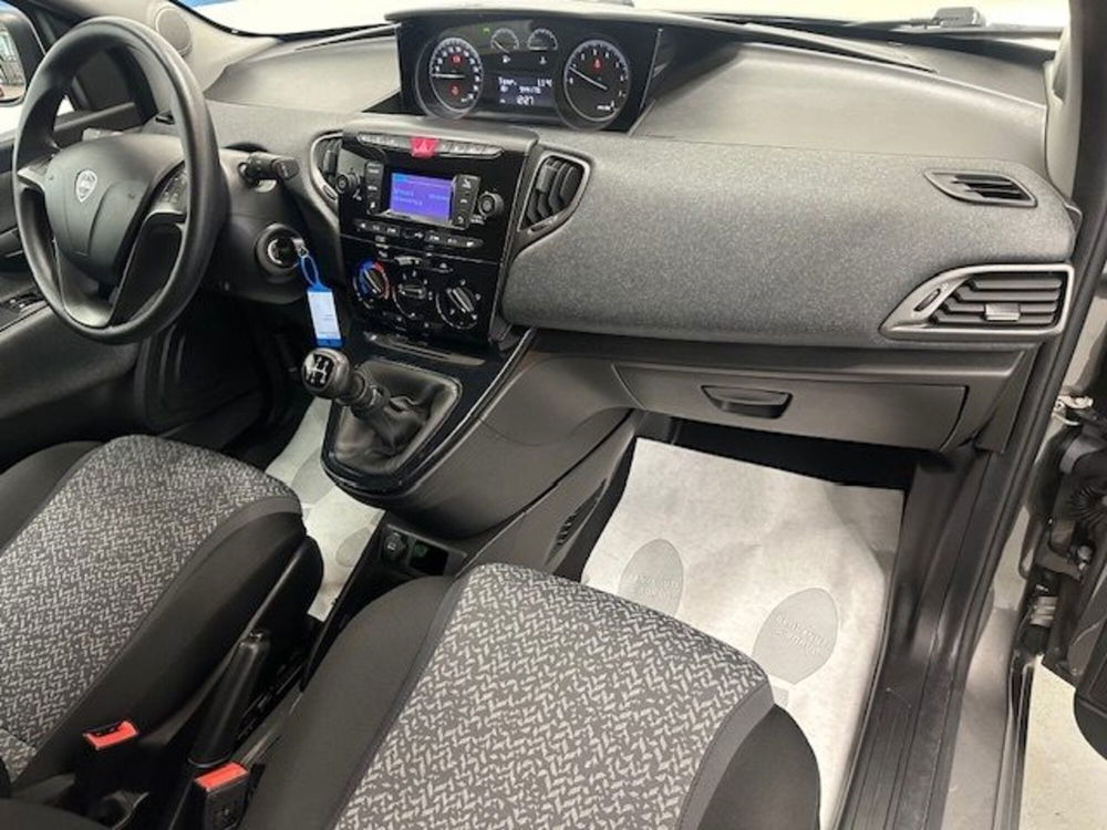 Lancia Ypsilon usata a Prato (12)