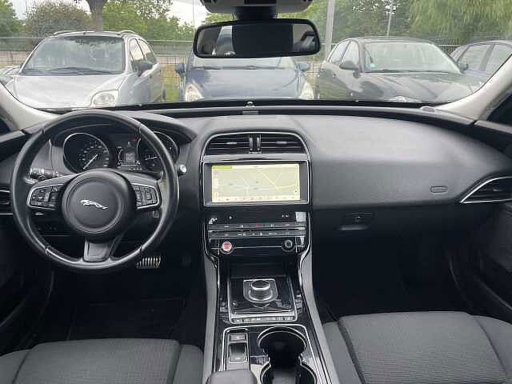 Jaguar XE usata a Napoli (7)