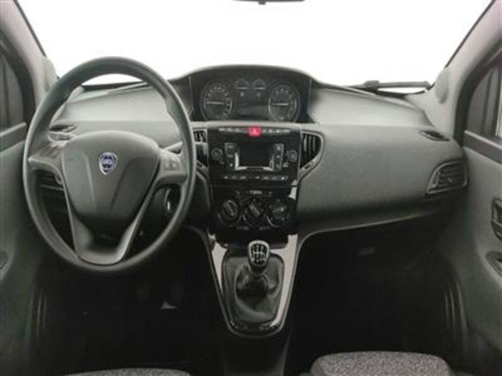 Lancia Ypsilon usata a Bari (15)