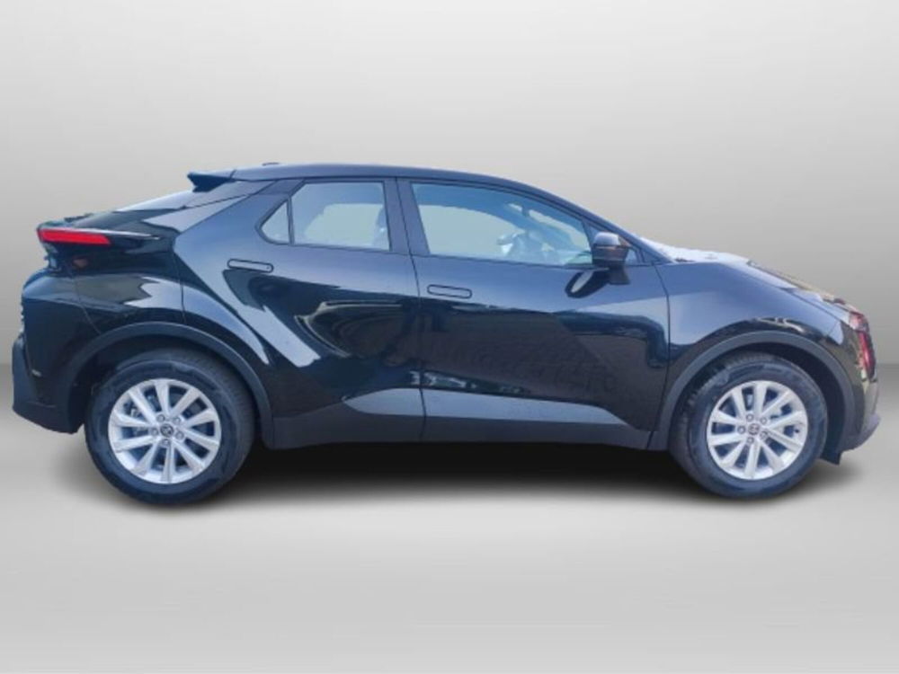 Toyota Toyota C-HR nuova a Lecco (7)