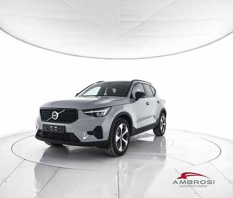 Volvo XC40 B3 automatico Plus Dark  nuova a Viterbo