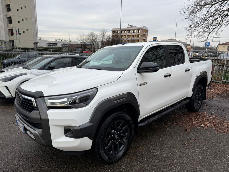 Toyota Hilux 2.8 D A/T 4WD porte Double Cab Invincible del 2021 usata a Piacenza