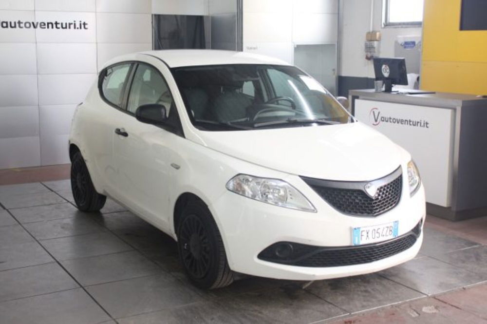 Lancia Ypsilon usata a Viterbo