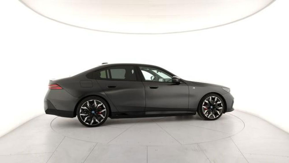 BMW i5 Touring nuova a Modena (17)