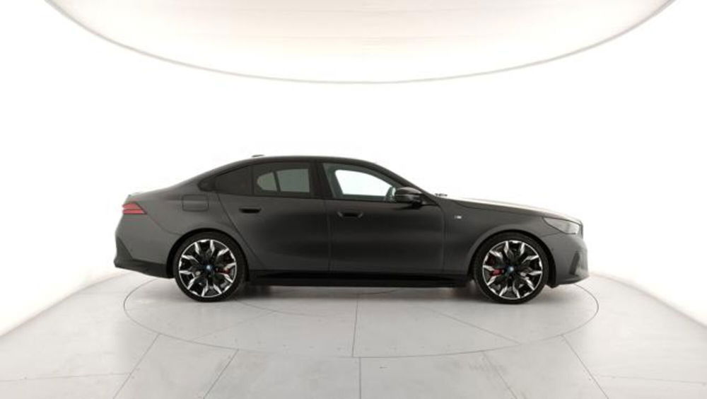 BMW i5 Touring nuova a Modena (18)