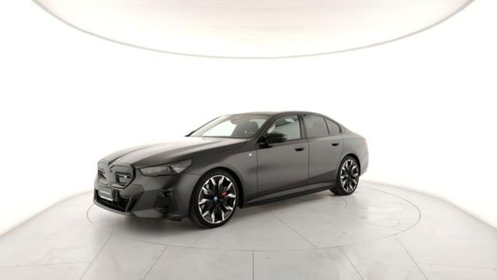 BMW i5 Touring nuova a Modena (3)