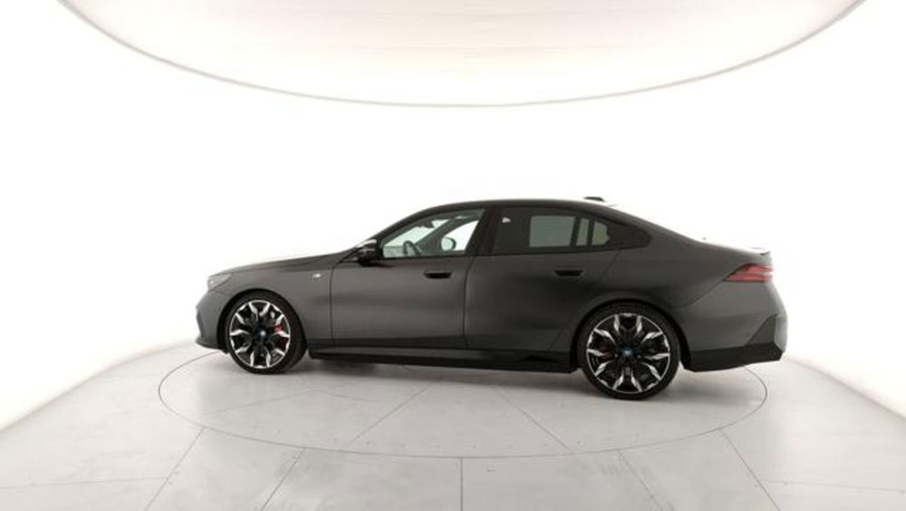 BMW i5 Touring nuova a Modena (7)