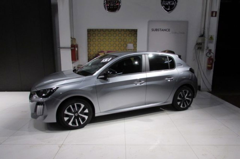 Peugeot 208 nuova a Milano (4)