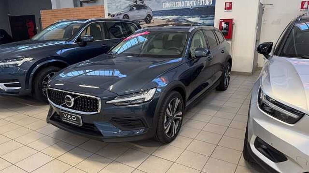 Volvo V60 Cross Country nuova a Milano