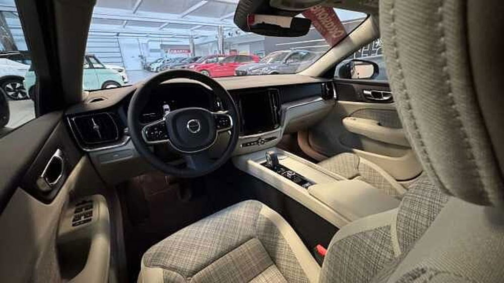 Volvo V60 Cross Country nuova a Milano (14)