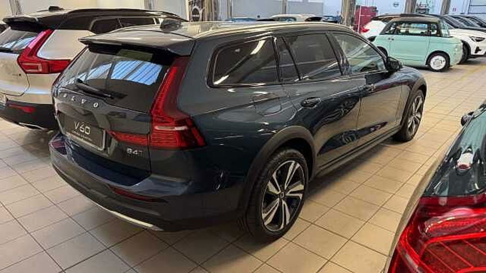 Volvo V60 Cross Country nuova a Milano (3)