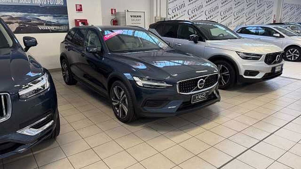 Volvo V60 Cross Country nuova a Milano (4)