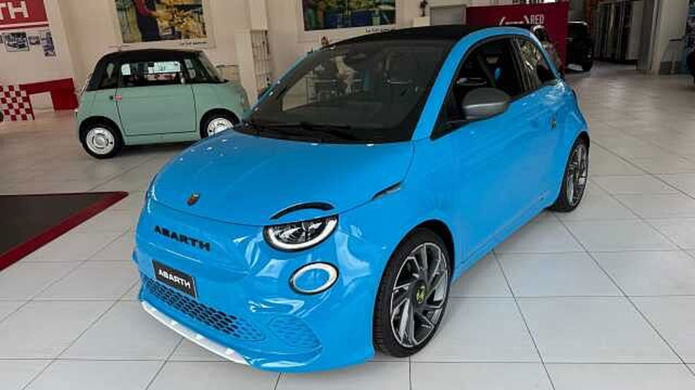 Abarth 500e Cabrio nuova a Milano (4)