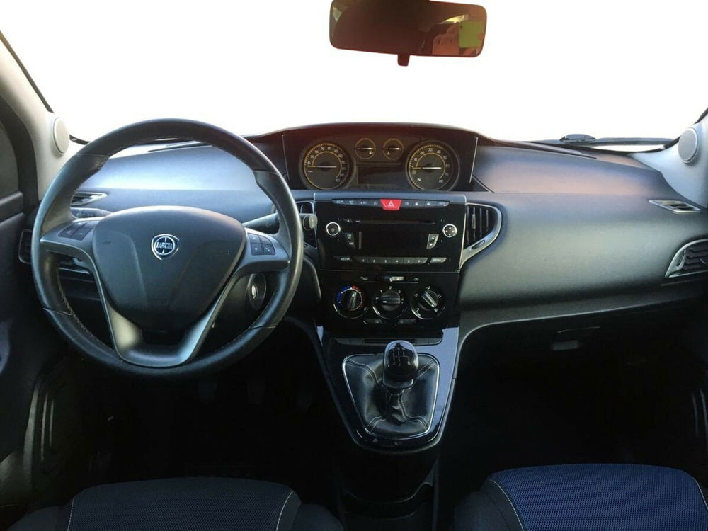 Lancia Ypsilon usata a Lecco (8)