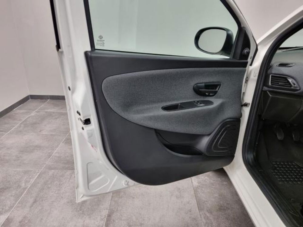 Lancia Ypsilon usata a Como (16)