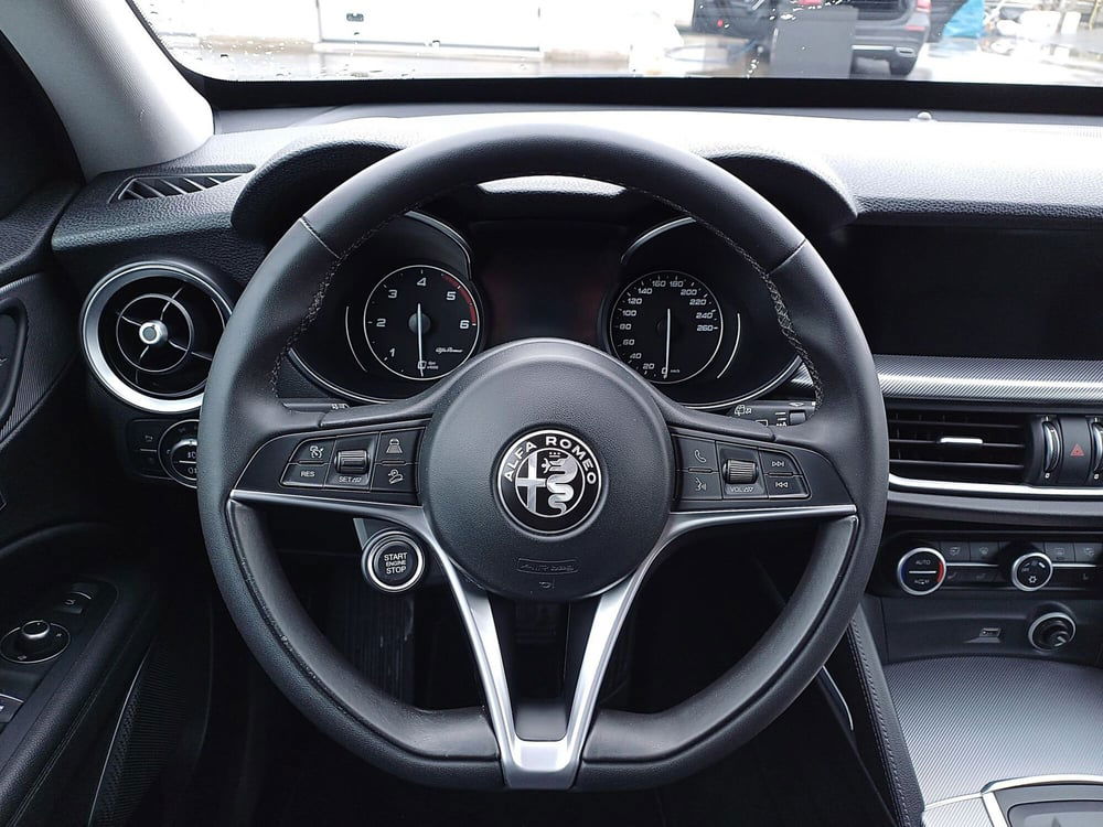 Alfa Romeo Stelvio usata a Genova (15)