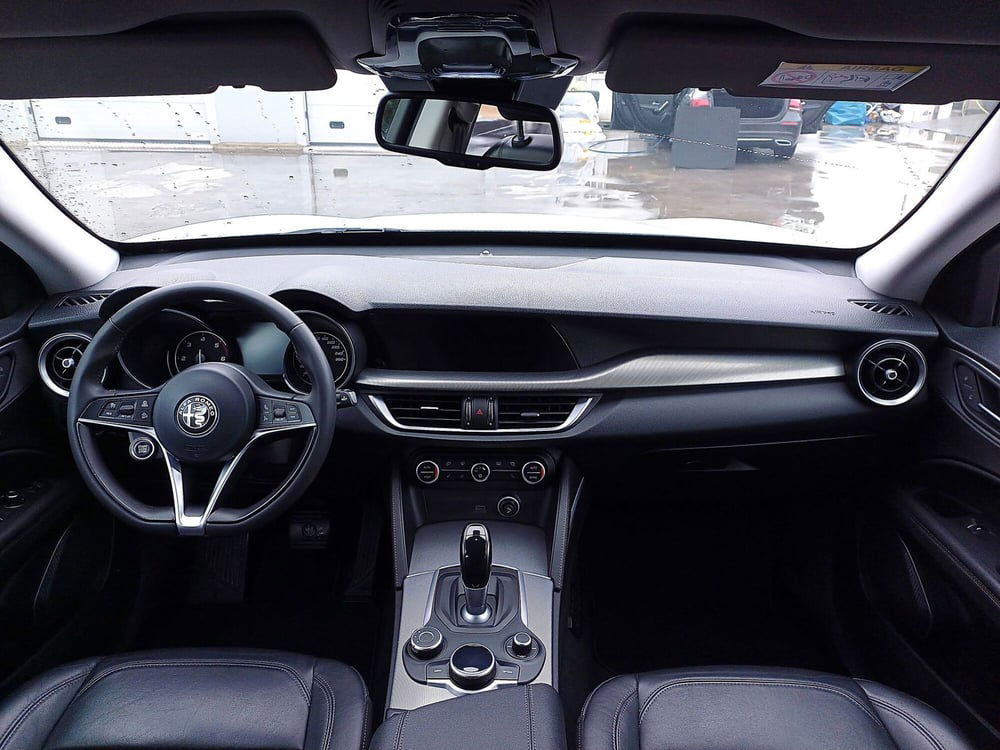 Alfa Romeo Stelvio usata a Genova (8)