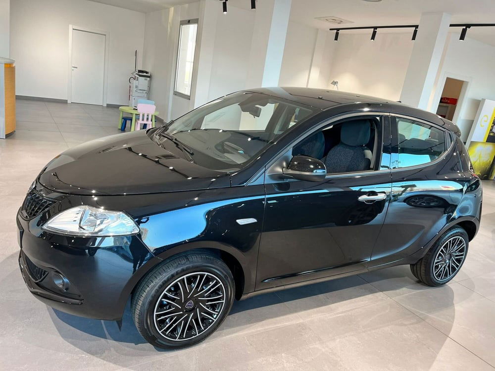 Lancia Ypsilon nuova a Milano (4)