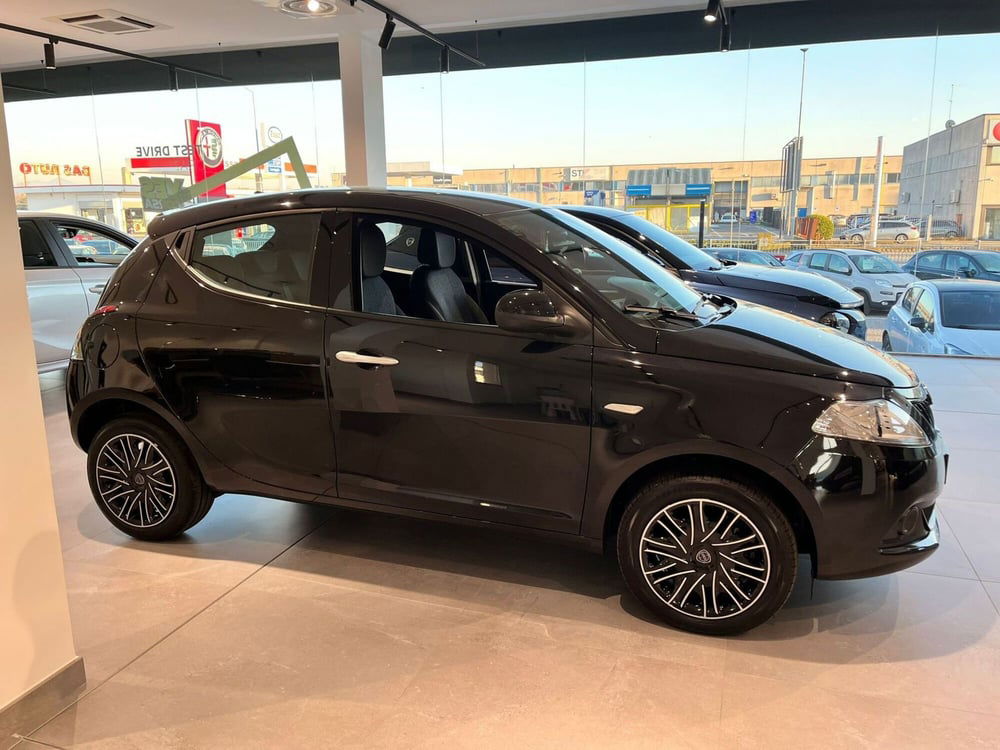 Lancia Ypsilon nuova a Milano (5)