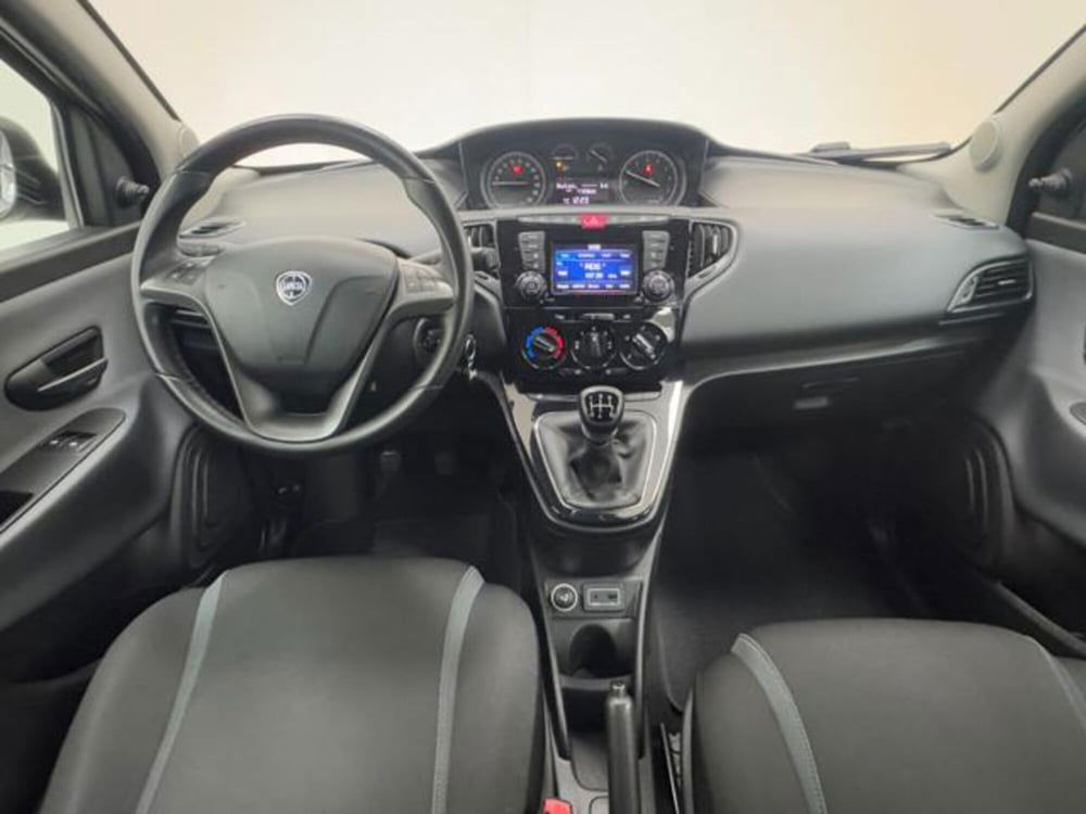 Lancia Ypsilon usata a Como (4)