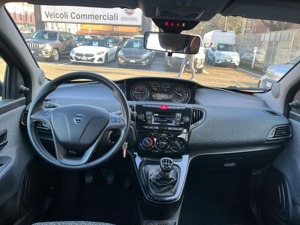 Lancia Ypsilon usata a Milano (14)