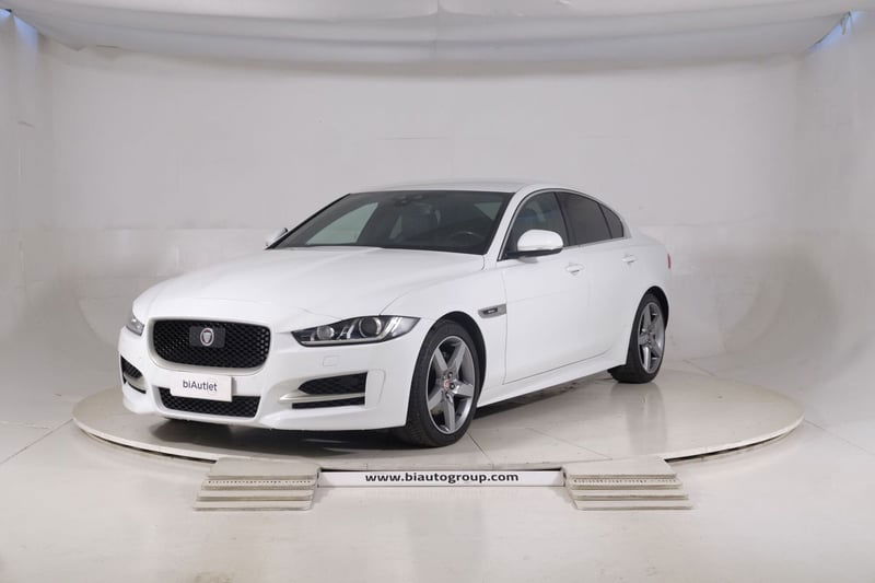 Jaguar XE 2.0 D Turbo 180CV R-Sport  del 2016 usata a Settimo Torinese