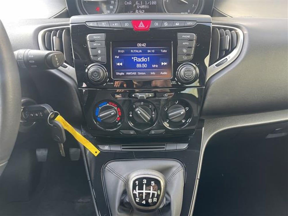 Lancia Ypsilon usata a Bologna (15)