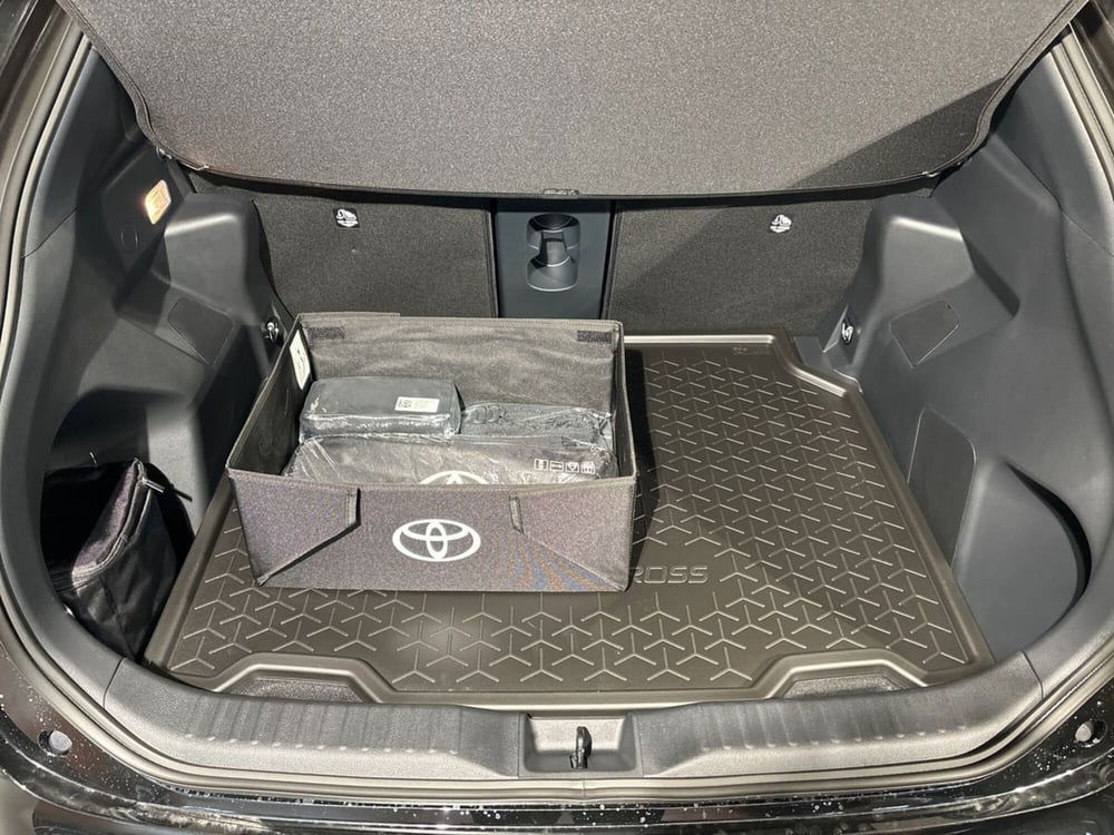 Toyota Yaris Cross nuova a Lecco (13)