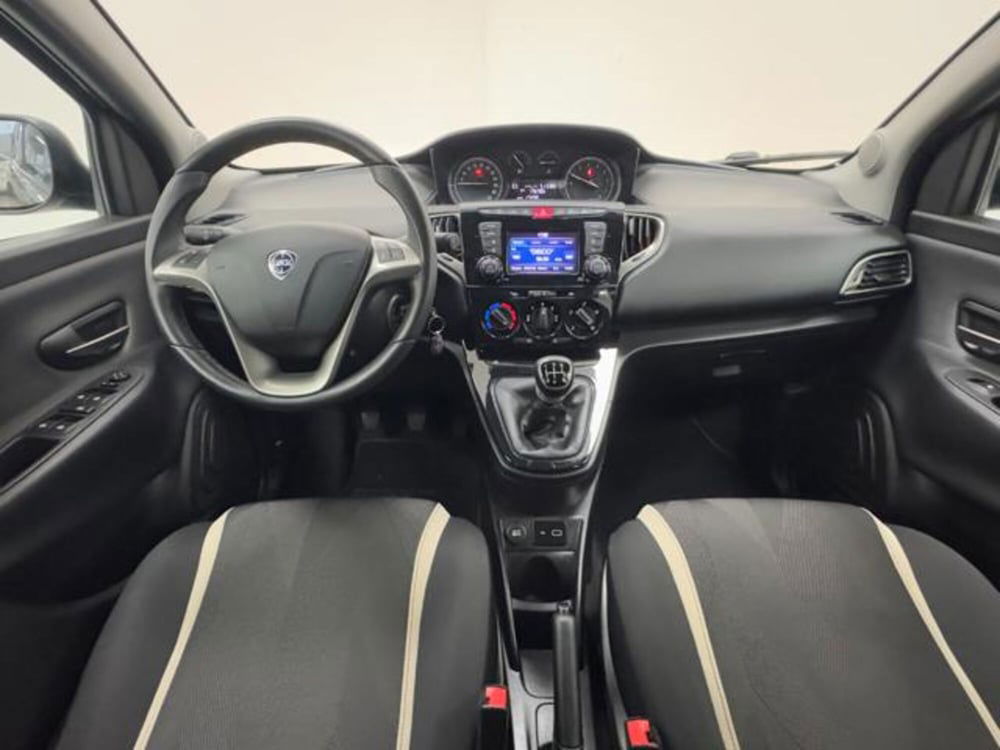 Lancia Ypsilon usata a Como (4)