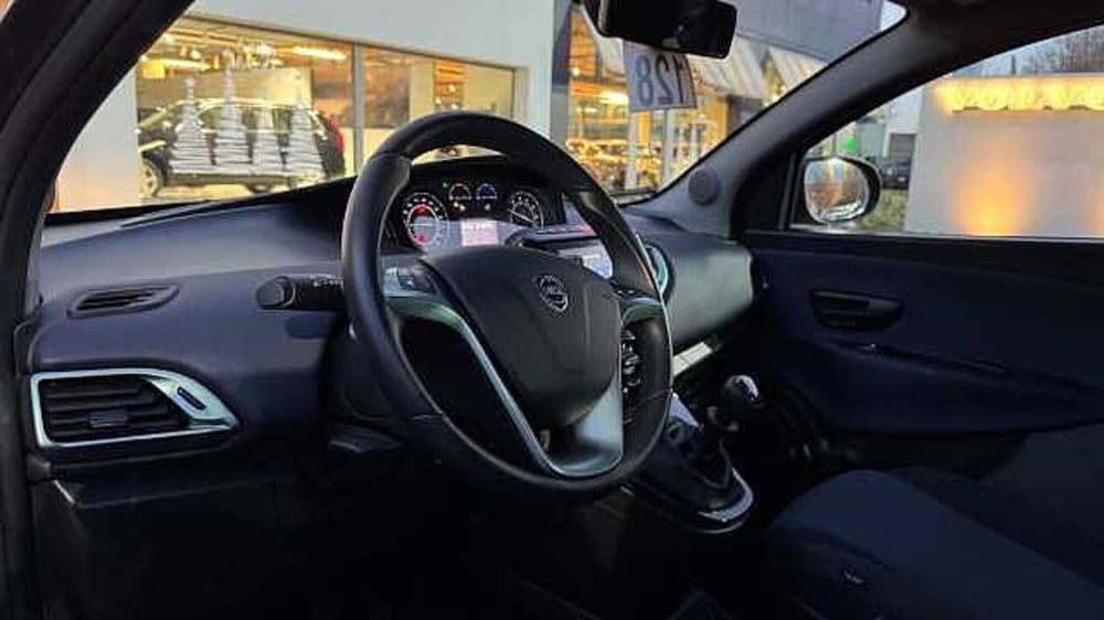 Lancia Ypsilon usata a Milano (12)