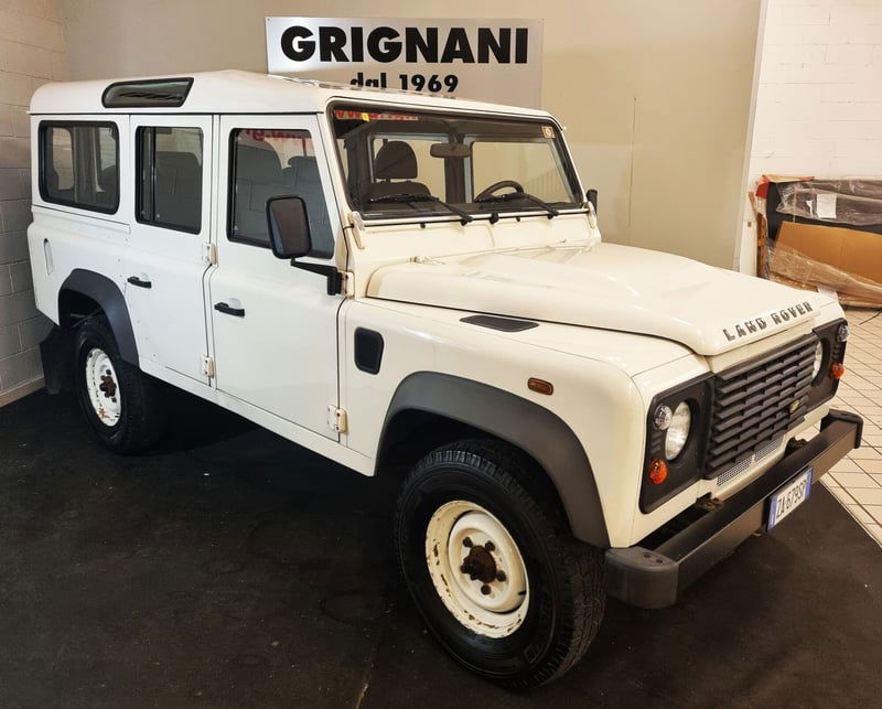 Land Rover Defender 110 2.4 TD4 Station Wagon SE del 2010 usata a Cava Manara