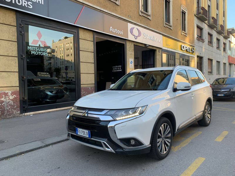 Mitsubishi Outlander 2.0 4WD GPL Bi-fuel CVT Instyle SDA 7 posti  del 2019 usata a Milano